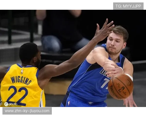 东契奇轻松挑篮得分,独行侠攻势连绵