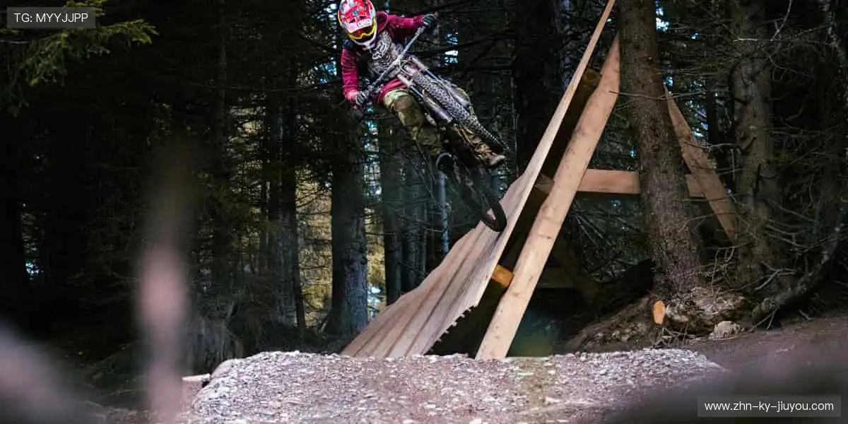 🎮电竞周边集结，释放指尖的力量！